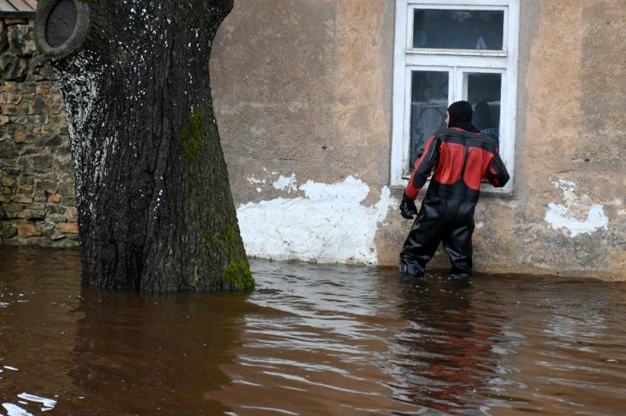 «Весь дом утонул. Вещи. Техника» В Екабпилсе хотят откачать воду из жилых зданий