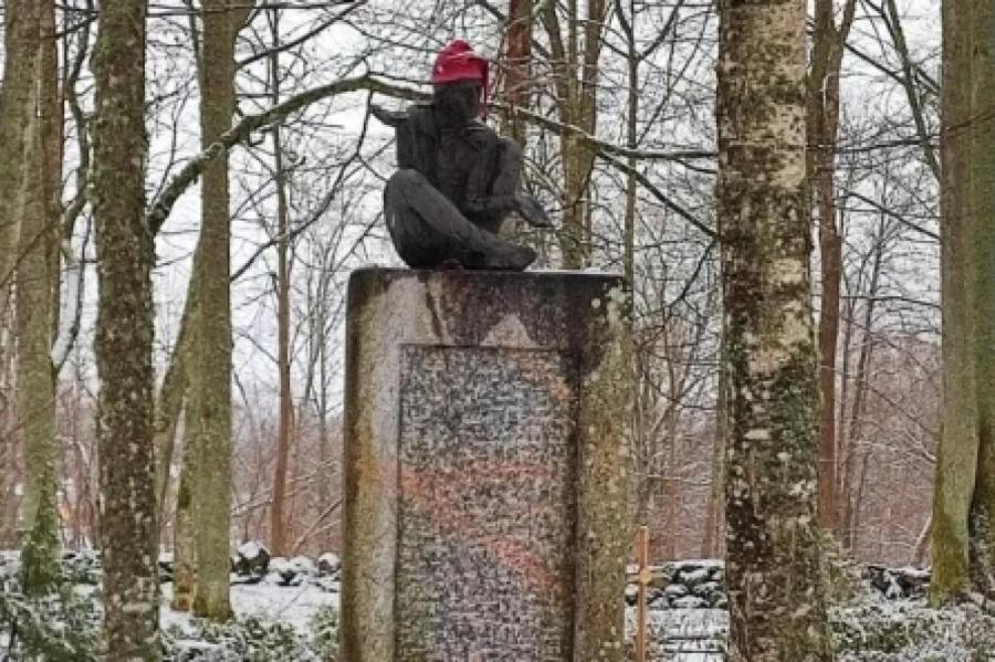 На памятнике актеру Эдгару Лиепиньшу в Скулте проступила буква Z