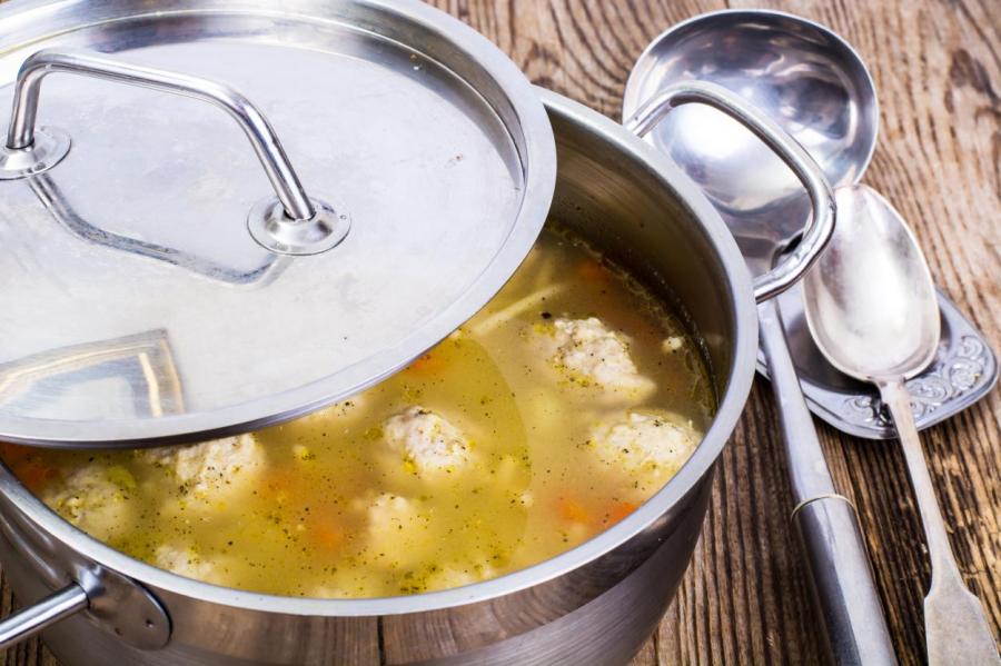 Почему нельзя оставлять половник в кастрюле с супом: причины и суеверия
