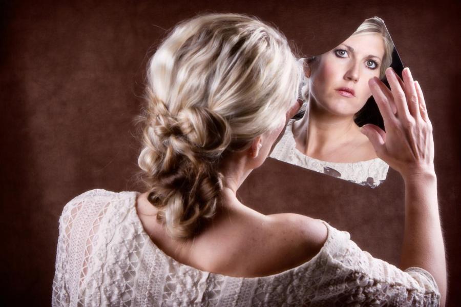 Это опасно! Почему нельзя смотреться в разбитое зеркало