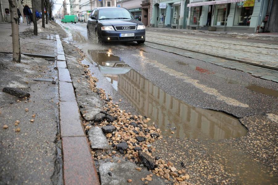 Власть и ямы: Рижская дума ловко защищается от исков рижан