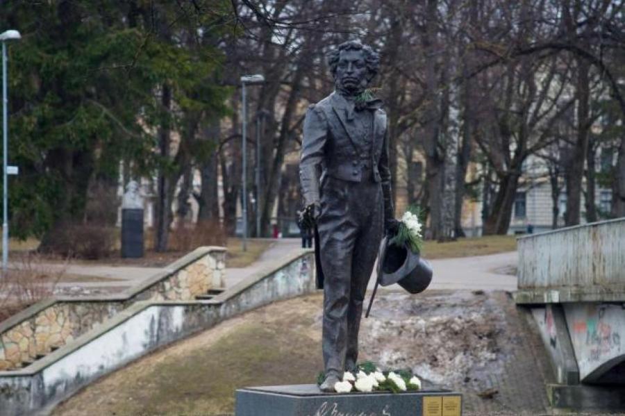 Стакис: у Рижской думы сейчас есть более важные задачи, чем борьба с памятниками