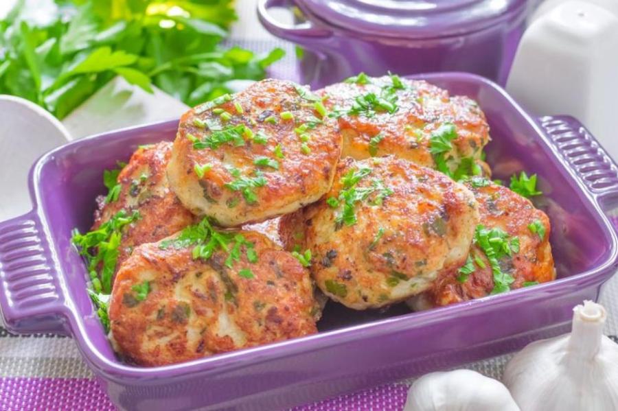 Зачем добавлять в котлетный фарш минералку: маленькая кулинарная хитрость