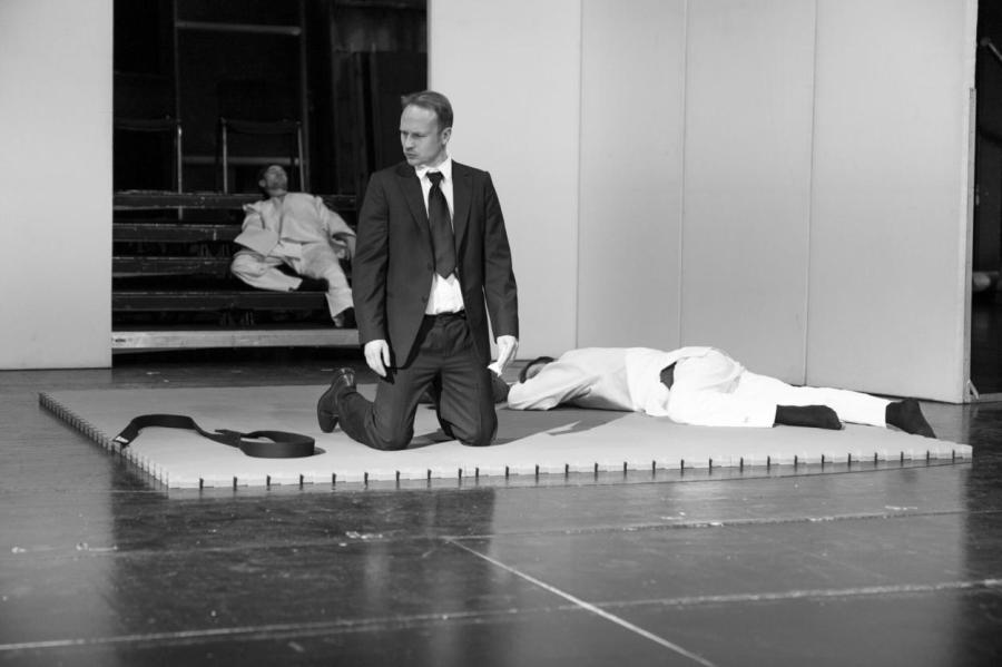 В Театре имени Чехова премьера спектакля «Гамлет» в постановке Кайришса