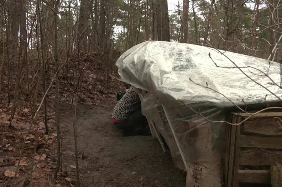 В Булдури в дюнах обнаружили картонный домик, в нем давно живет Инга