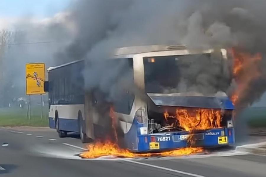 В Риге дотла сгорел рейсовый автобус (ВИДЕО)