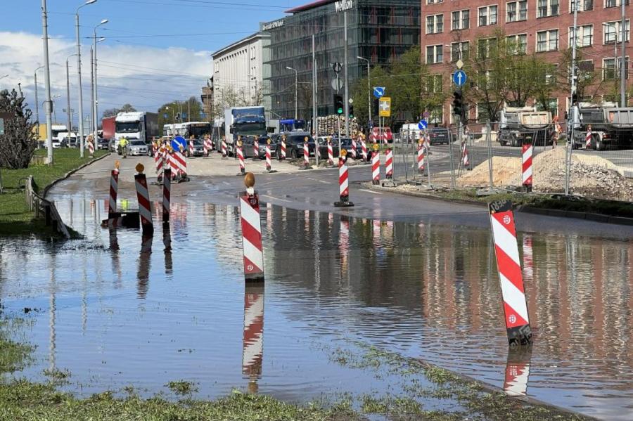 Движение транспорта в центре, остановленное из-за прорыва труб, восстановлено