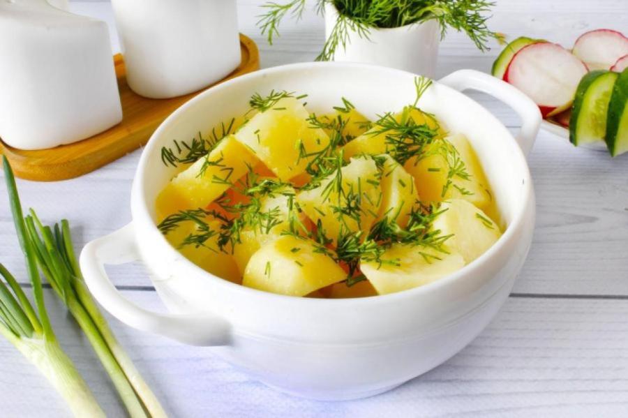 Как почистить молодую картошку: 5 простых и быстрых способов