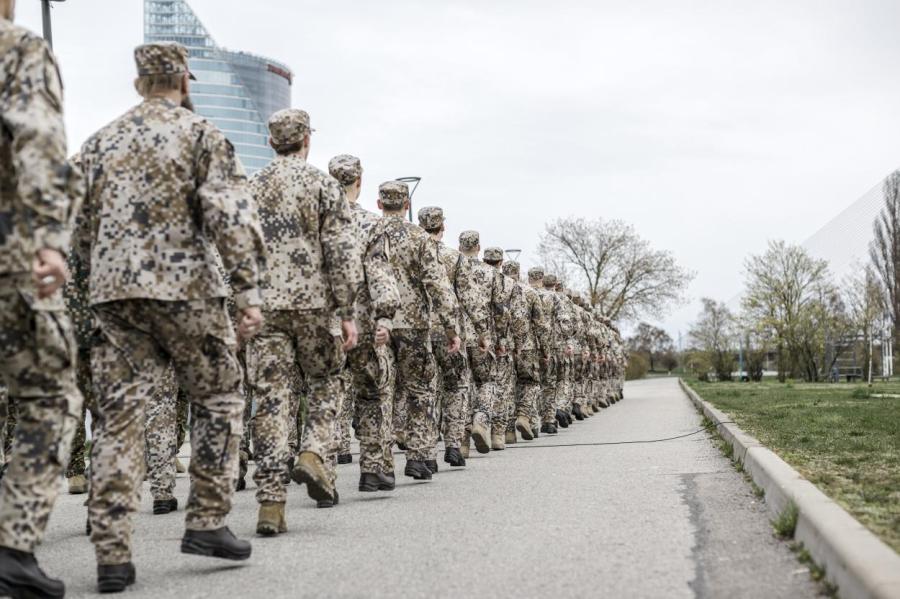 У военкоматов выстроились очереди: нашлось немало желающих послужить стране