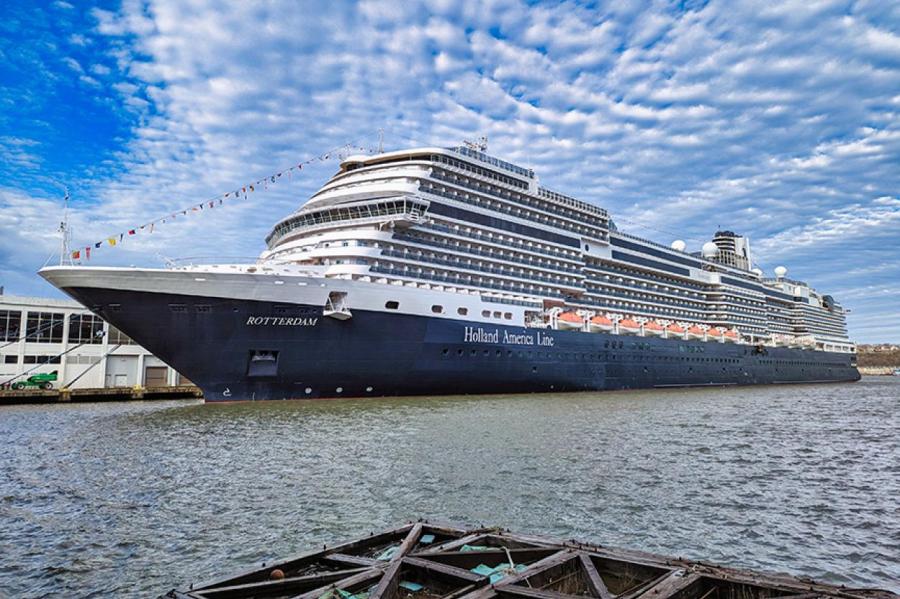 Круизный лайнер Holland America Line «Роттердам» впервые пришвартовался в Риге