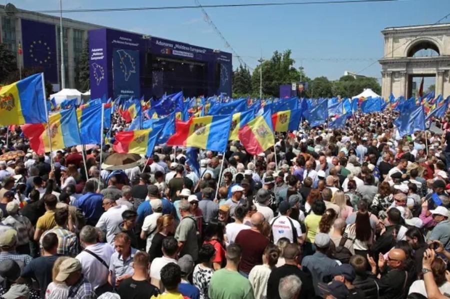 В Кишиневе десятки тысяч человек потребовали на митинге членства Молдовы в ЕС