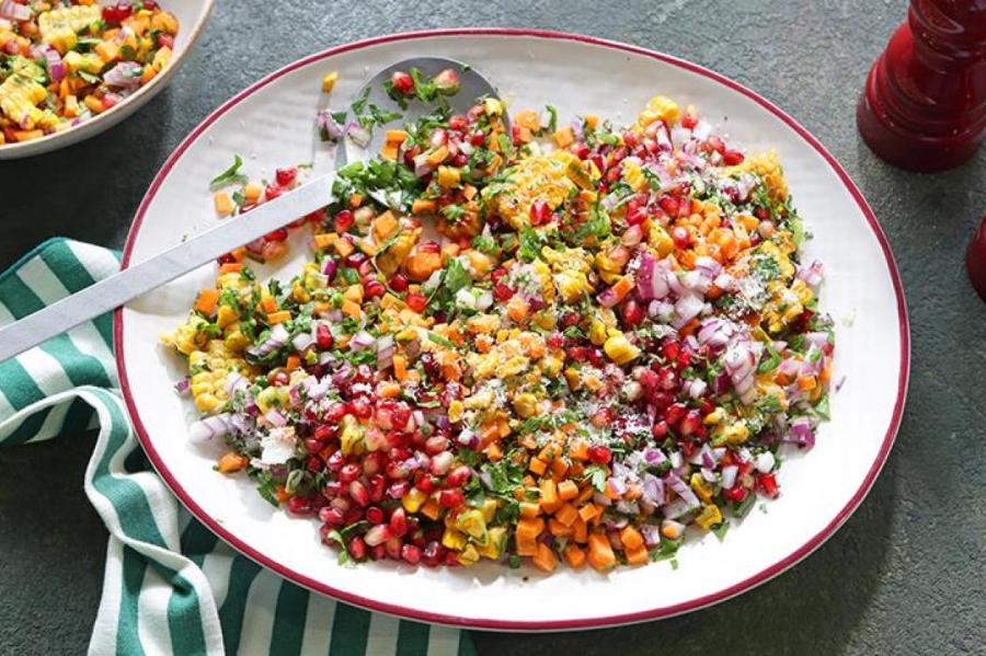 Салат с гранатом, кукурузой и зеленью
