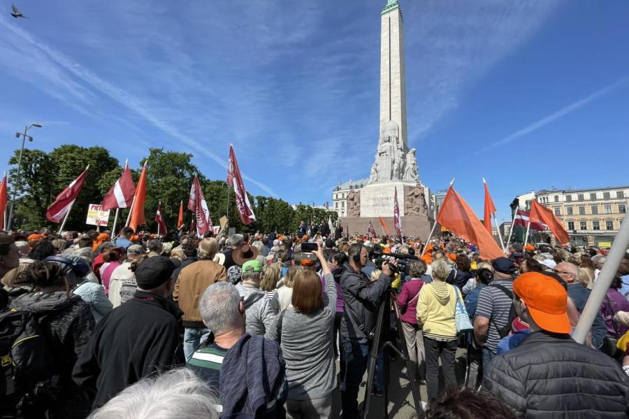 Несмотря на полуфинал, на митинге против правительства собрались тысячи людей