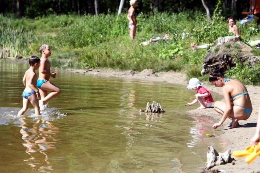 Вода в реках и озерах пока холодная, но в двух местах уже можно купаться