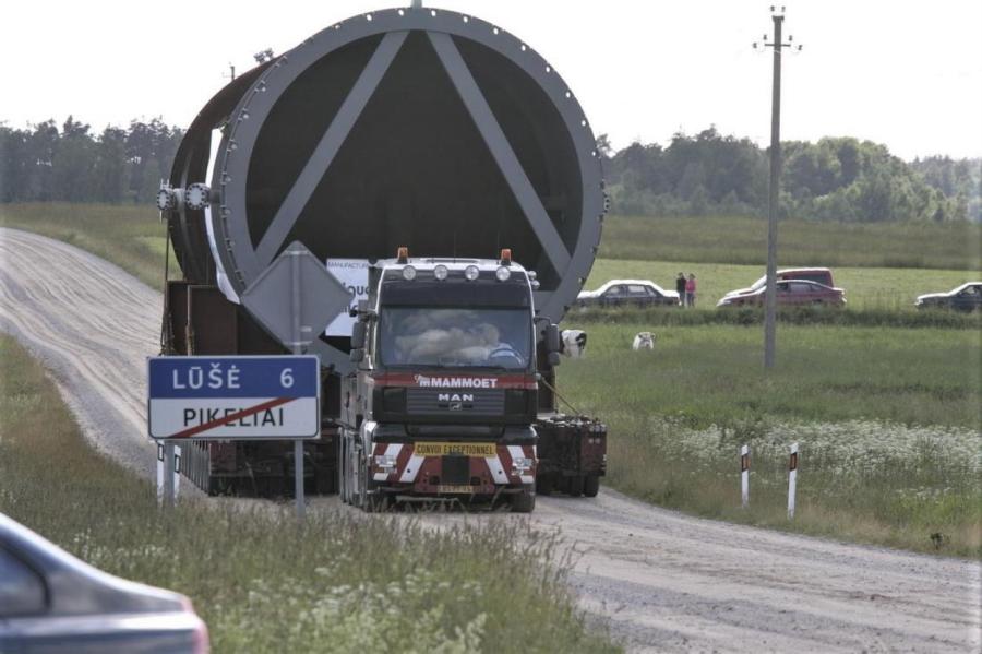 3 км в час и высота с трехэтажку - по Литве повезут самый тяжелый груз в истории