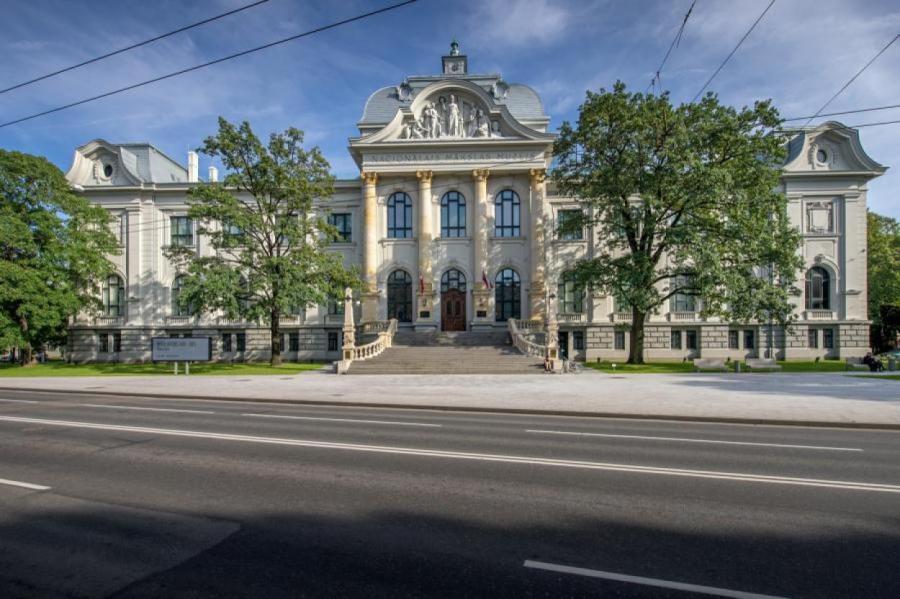 Парадный вход в Художественный музей закрыт до осени. Недавно реконструировали