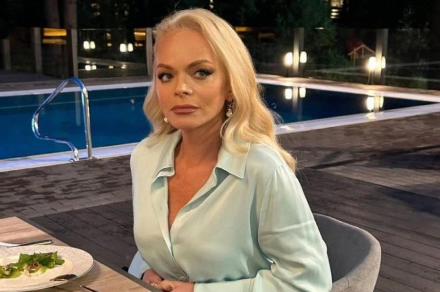 Формы 67-летней Ларисы Долиной бесят россиян (ВИДЕО)