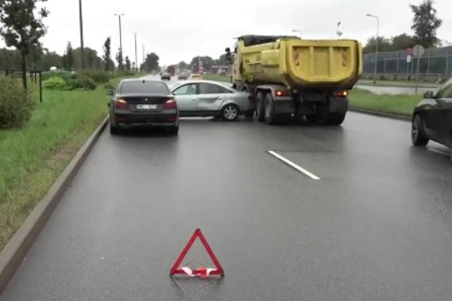 На улице Краста произошло столкновение сразу трёх автомобилей