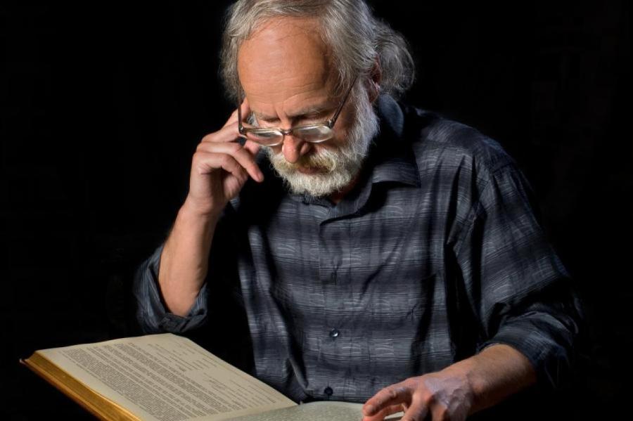 Врач-офтальмолог: рукоделие и чтение в темноте могут довести до слепоты