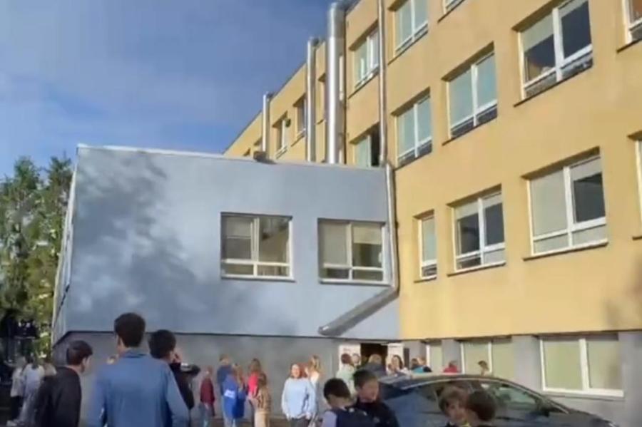 Неизвестные угрожали латвийским школам, детей эвакуировали (дополняется)