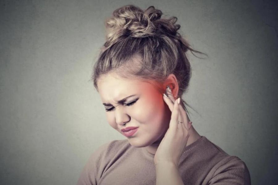 7 причин, почему горят уши: настоящий смысл приметы