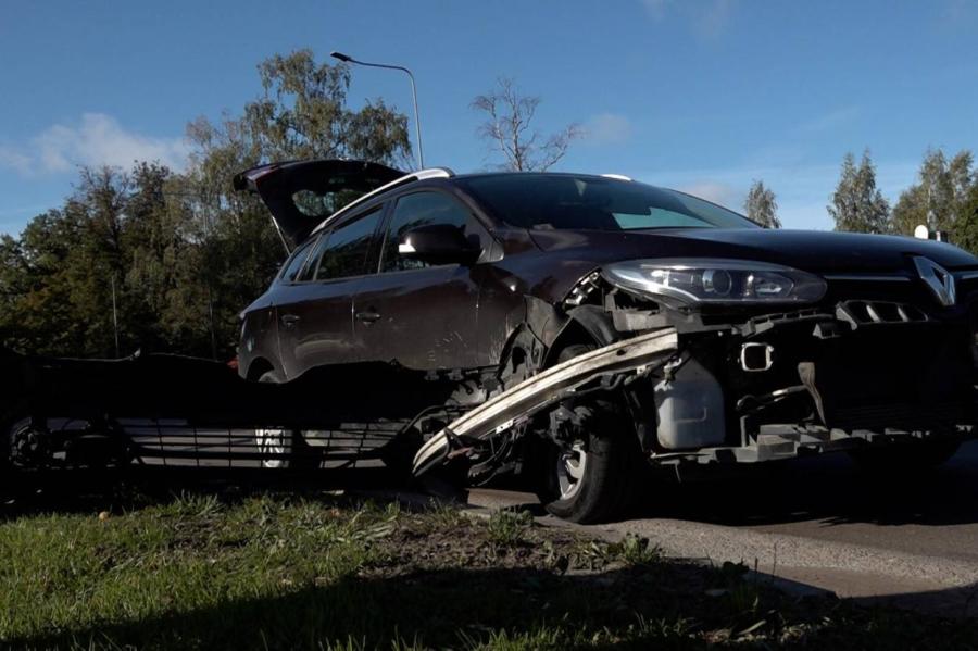 «Фура» въехала в легковой автомобиль и скрылась с места аварии в Риге