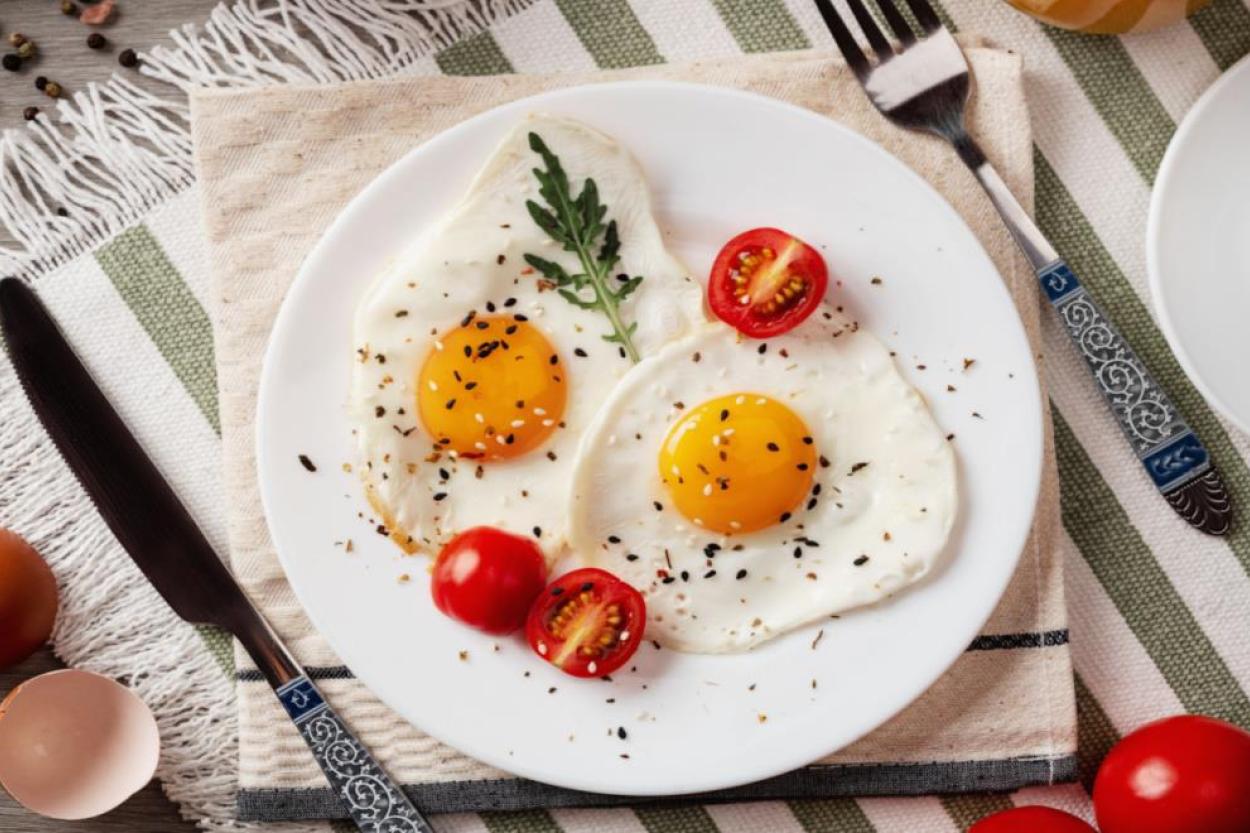 Как пожарить яйца без масла и сковороды за 1,5 минуты — секретный приём