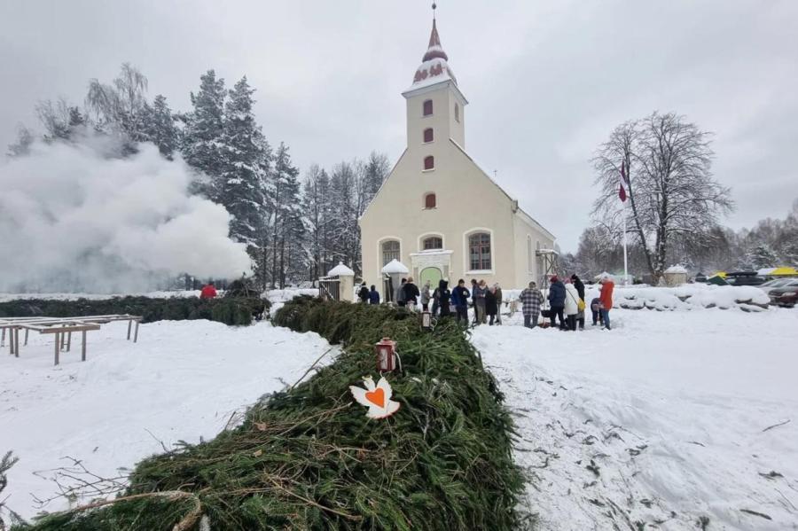 В Скулте изготовлен самый большой в Латвии рождественский венок