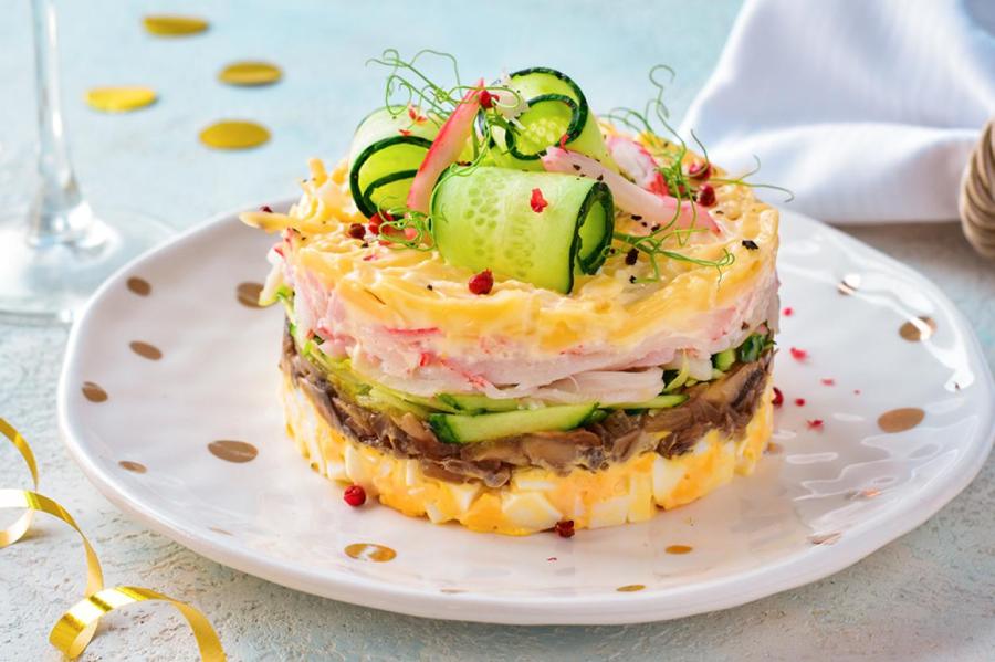 Салат с крабовыми палочками и жареными шампиньонами: вкусный и необычный рецепт