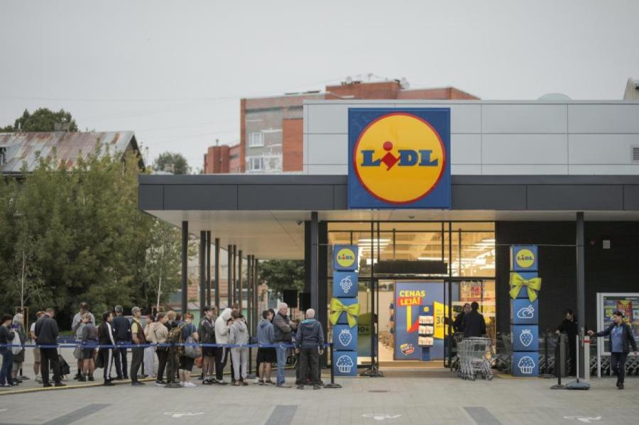 Оскорбленный Lidl советует главе торговцев Латвии внимательнее изучать колбасы