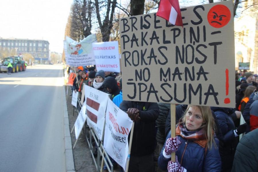 Сотни фермеров с техникой протестуют в Риге. Готовы уже на «радикальные шаги»