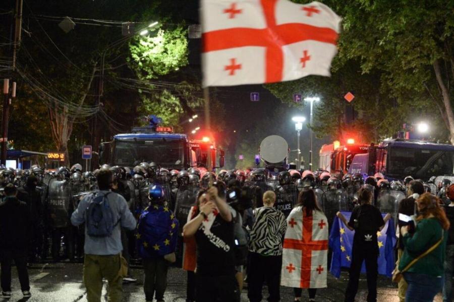 В Тбилиси неизвестные напали на протестующих