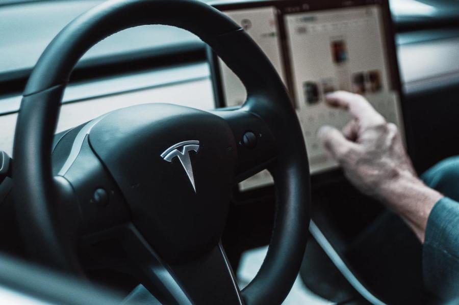 Tesla показала пример работы роботакси