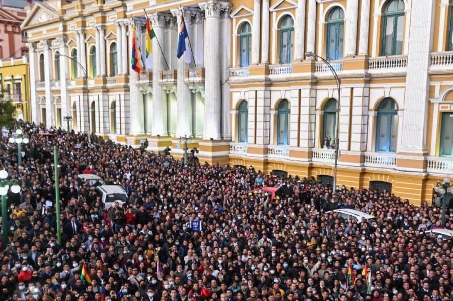 Военные предприняли штурм президентского дворца в Боливии. Это переворот?