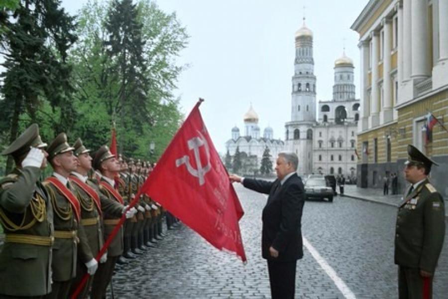 Ельцин трогает красное знамя Победы Ельцин трогает красное знамя Победы