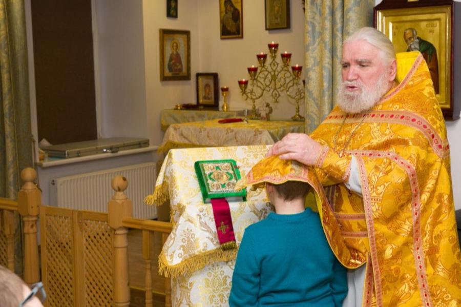 Отец Сергий совершает таинство исповеди в Детском центре св. Софии. 