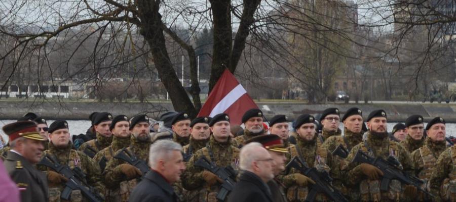 Президент-главнокомандующий обходит войска.