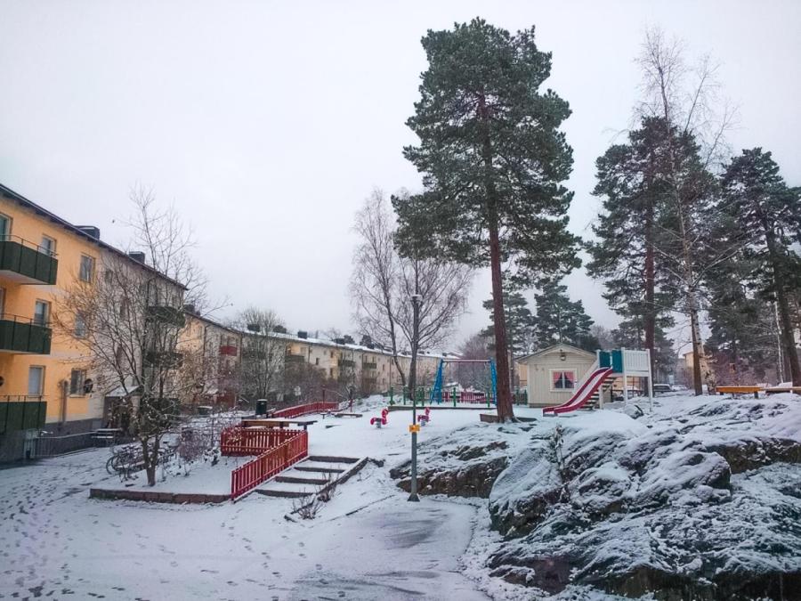 В маленьких городках течет тихая, размеренная жизнь.