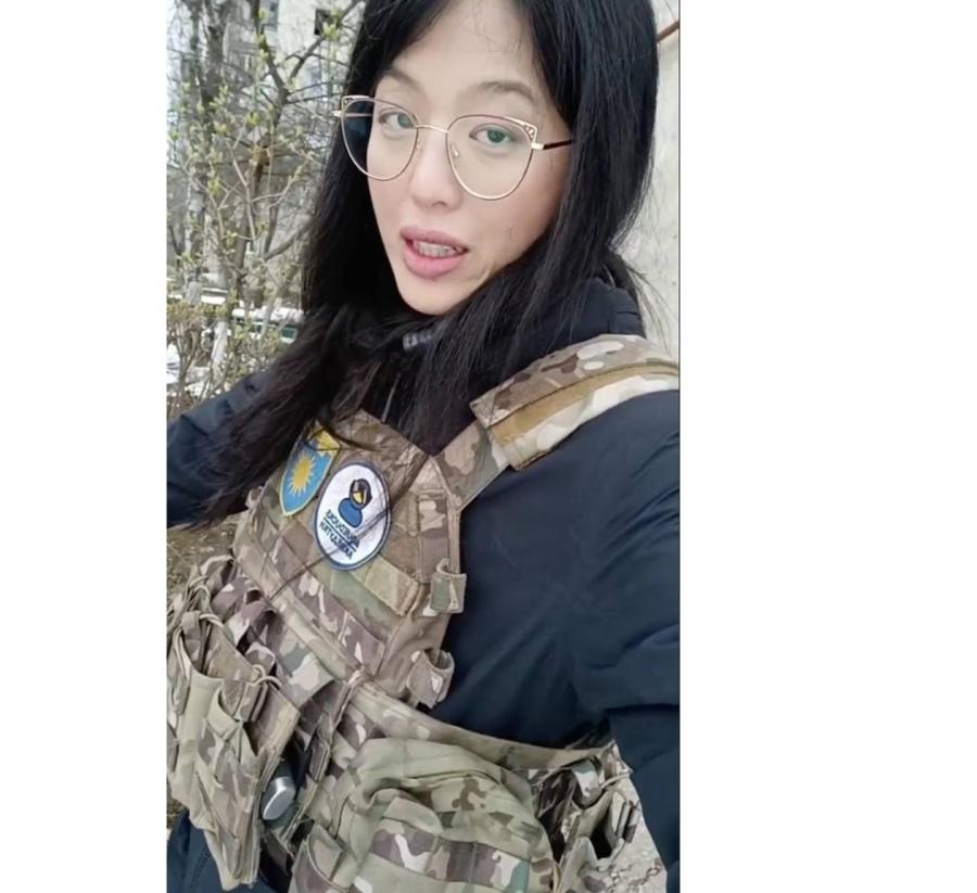 По желанию, мисс Кунг может предстать и как вполне цивильная активистка.