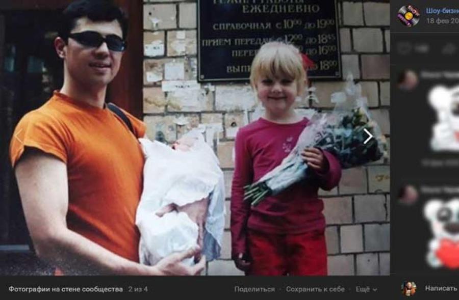 Папа Сергей и дочь Оля встречают из роддома братика Сашу. Папа Сергей и дочь Оля встречают из роддома братика Сашу.