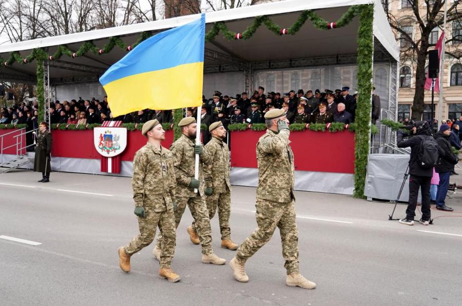 Не исключено, что солдаты прямо с параду убудут на фронт.